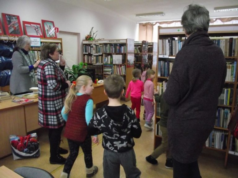 Eglutė bibliotekoje